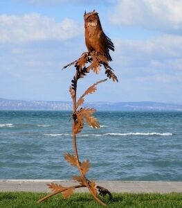 Hibou sur une branche, acier (St 37), hauteur 170 cm.