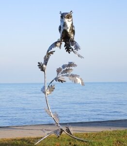 Hibou sur une branche, acier inoxydable, hauteur 170 cm.