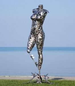 Grande statue nu Vénus sculpture de jardin en acier inoxydable. H 182 cm.
