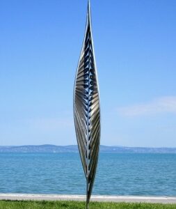 Sculpture de jardin de colonne de plume d’art moderne en acier inoxydable H 300 cm.
