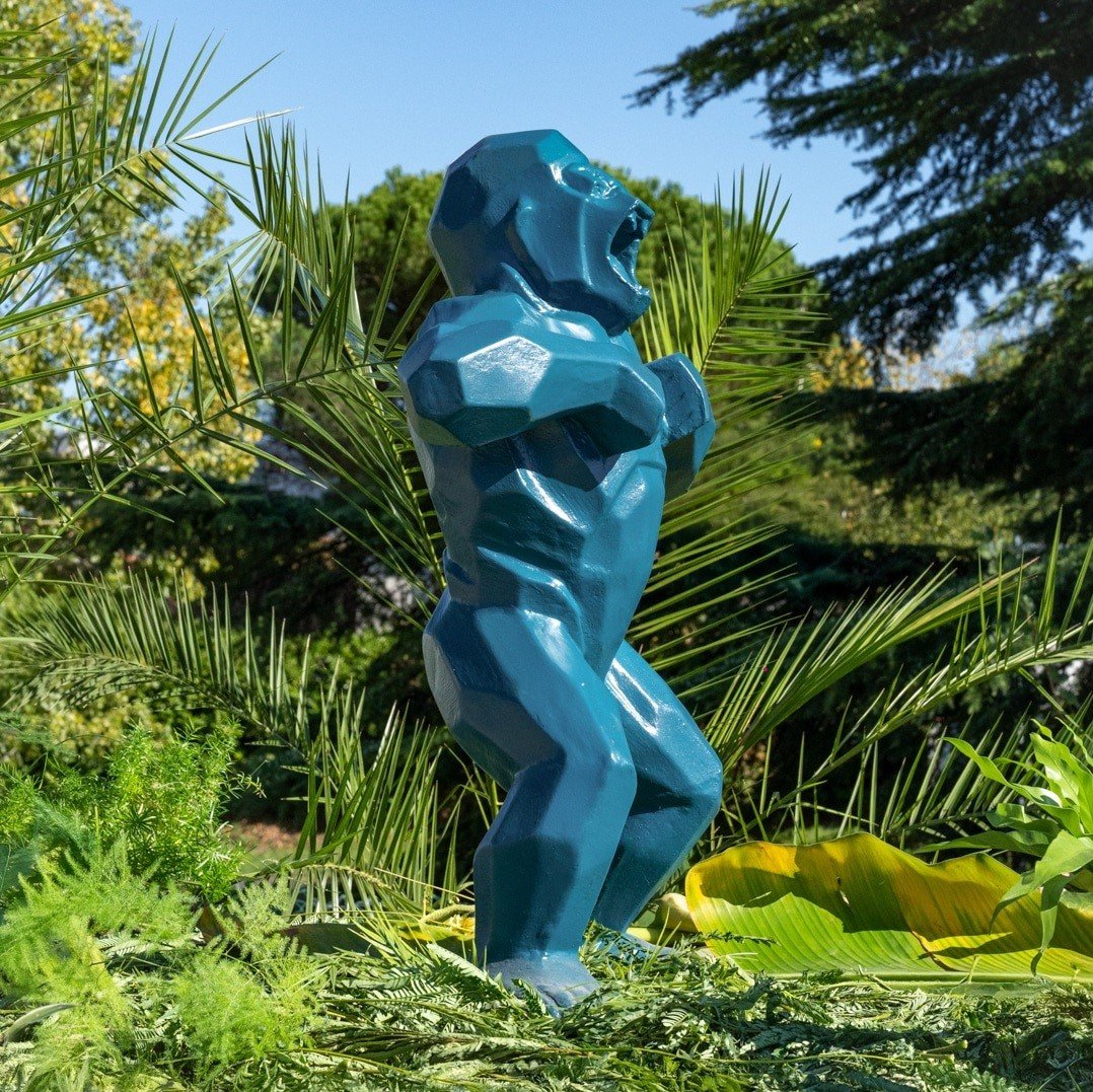 Statue gorille extérieur en pierre reconstituée bleu azur 80cm – Image 4