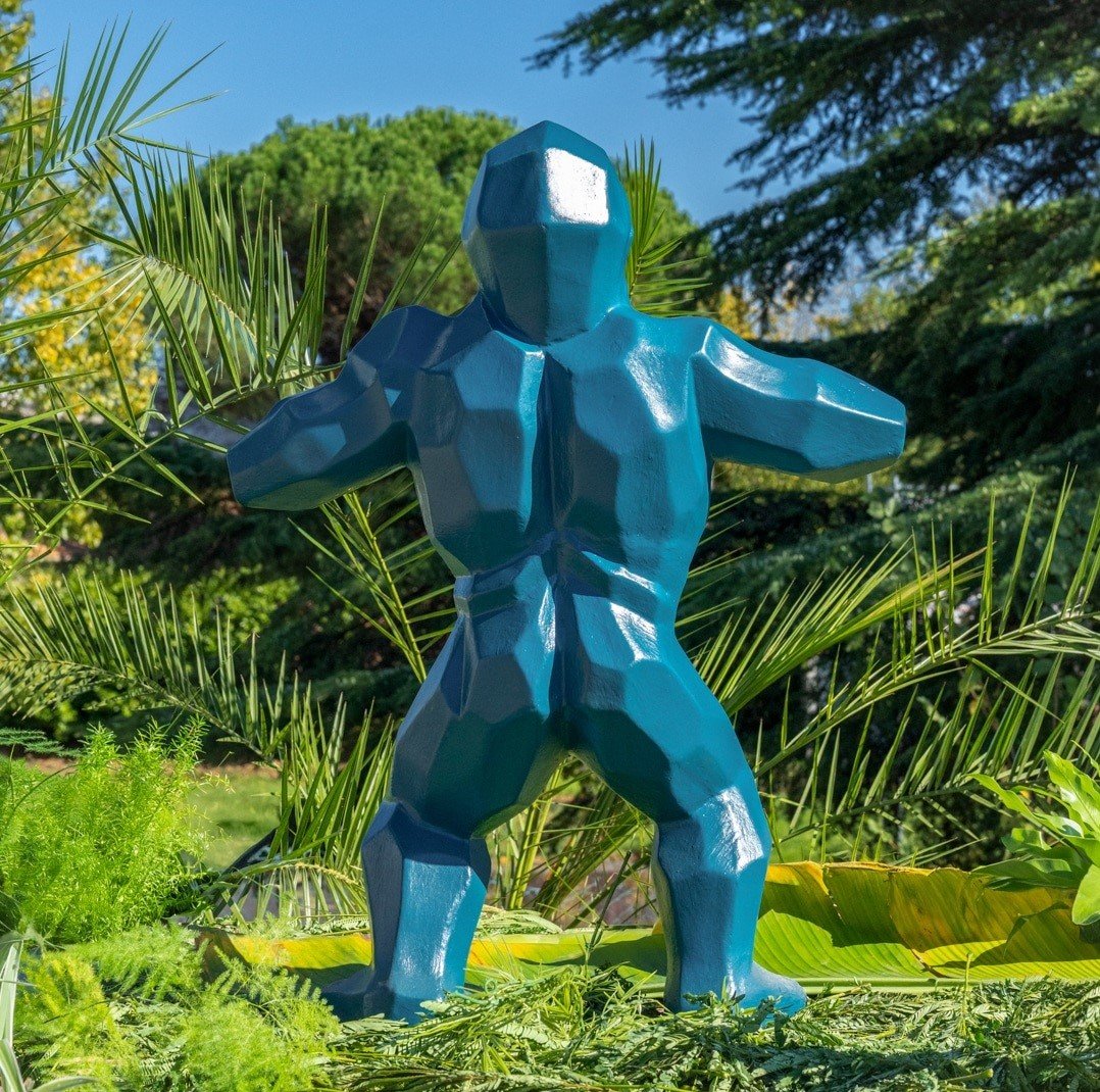 Statue gorille extérieur en pierre reconstituée bleu azur 80cm – Image 3