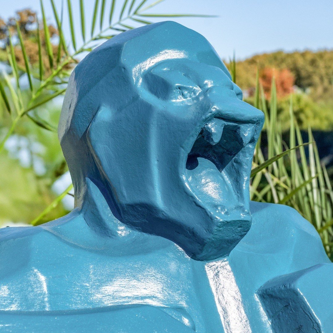 Statue gorille extérieur en pierre reconstituée bleu azur 80cm – Image 5